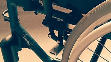 Selon Monique, si elle n'a pas eu le droit de siéger dans le jury, c'est à cause de son fauteuil.