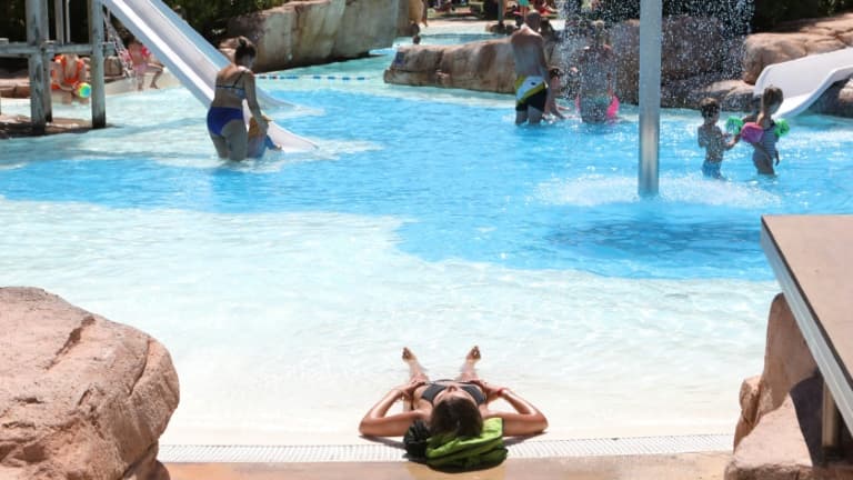 Des vacanciers profitent de la piscine du camping "La sirène", le 5 Aoùt 2020 à Argeles-sur-Mer