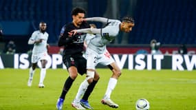 Hugo Ekitike face à Marquinhos