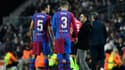Le nouveau coach du Barça Xavi Hernandez donne des consignes à ses tauliers Gerard Piqué et Sergio Busquets lors du derby catalan contre l'Espanyol, au Camp Nou, le  20 novembre 2021 