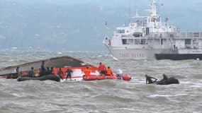 Des secours cherchent d'éventuels survivants dans le ferry naufragé, le 3 juillet, au large du port d'Ormoc, aux Philippines. 