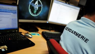 Un gendarme devant son ordinateur (PHOTO D'ILLUSTRATION)