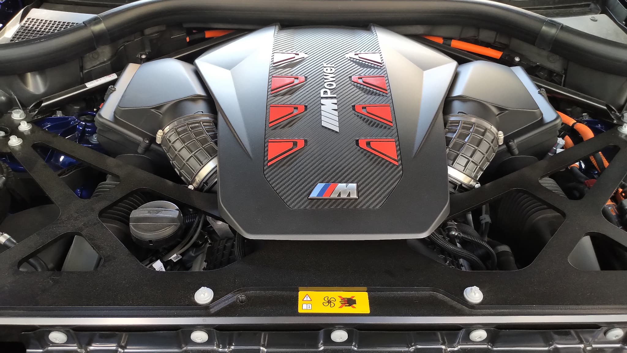 Sous le capot, le XM dispose d’un V8 bi-turbo à 489 chevaux, secondé par un moteur électrique de 145kW placé sur la transmission, alimenté par une grosse batterie de 29,5kWh. Ce qui porte la puissance totale disponible à… 653 chevaux.