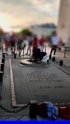 Un homme allume sa cigarette avec la flamme de la tombe du Soldat inconnu