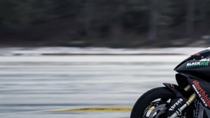 Voilà la roue arrière la plus rapide à moto sur glace, à plus de 200km/h. Voilà la roue arrière la plus rapide à moto sur glace, à plus de 200km/h.