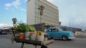 Une voiture passe à proximité de l'ambassade américaine à La Havane. 