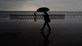 Un homme sur la promenade des Anglais, le 19 décembre 2019