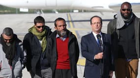 François Hollande a accueilli les otages lors de leur arrivée à l'aéroport de Villacoublay