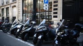 Dans le centre de Paris, le stationnement d'un deux-roues motorisé thermique coûte désormais 3 euros de l'heure.