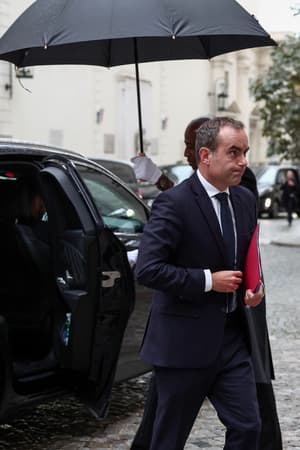 "Faire de l'anti-Bayrou"? Entre négociation et câlinothérapie, comment Sébastien Lecornu va tenter de durer à Matignon