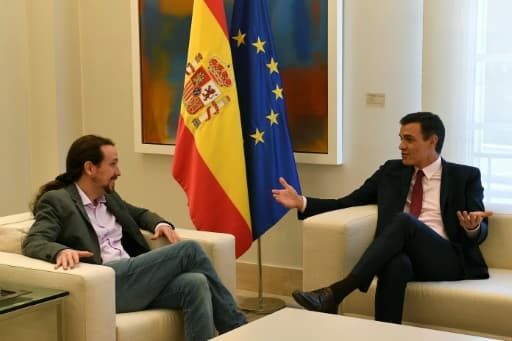 Le Premier ministre espagnol Pedro Sanchez (d) reçoit Pablo Iglesias, le dirigeant du parti Podemos, le 7 mai 2019 à Madrid Le Premier ministre espagnol Pedro Sanchez (d) reçoit Pablo Iglesias, le dirigeant du parti Podemos, le 7 mai 2019 à Madrid