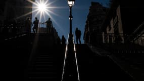 Un lampadaire de style haussmannien à Paris. (image d'illustration)