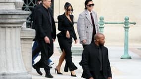 La célébrité américaine Kim Kardashian quitte le palais de justice avec sa mère Kris Jenner à Paris, le 13 mai 2025.