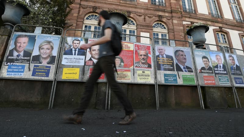 Les affiches des onze candidats à la présidentielle, photographiées le 10 avril 2017 à Strasbourg. 