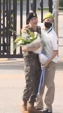 Jin, membre du groupe de K-Pop BTS, accueilli par ses fans alors qu'il vient de terminer son service militaire 