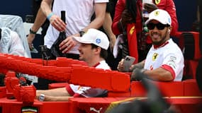 Lewis Hamilton lors de la parade des pilotes dans des F1 en Lego lors du GP de Miami, le 4 mai 2025.