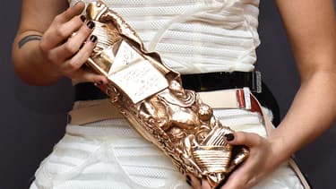 Kristen Stewart, tenant son césar dans les mains, en 2015.