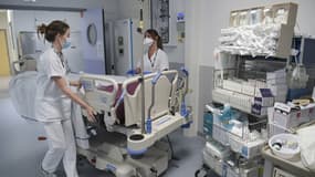 Des soignantes d'une unité médicale à l'hôpital de Mulhouse le 22 juillet 2021.