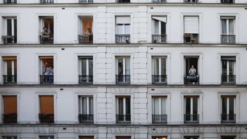 Des Français à leurs fenêtres pour applaudir les soignants en première ligne dans la lutte contre le Covid-19, le 30 mars 2020 (photo d'illustration) 