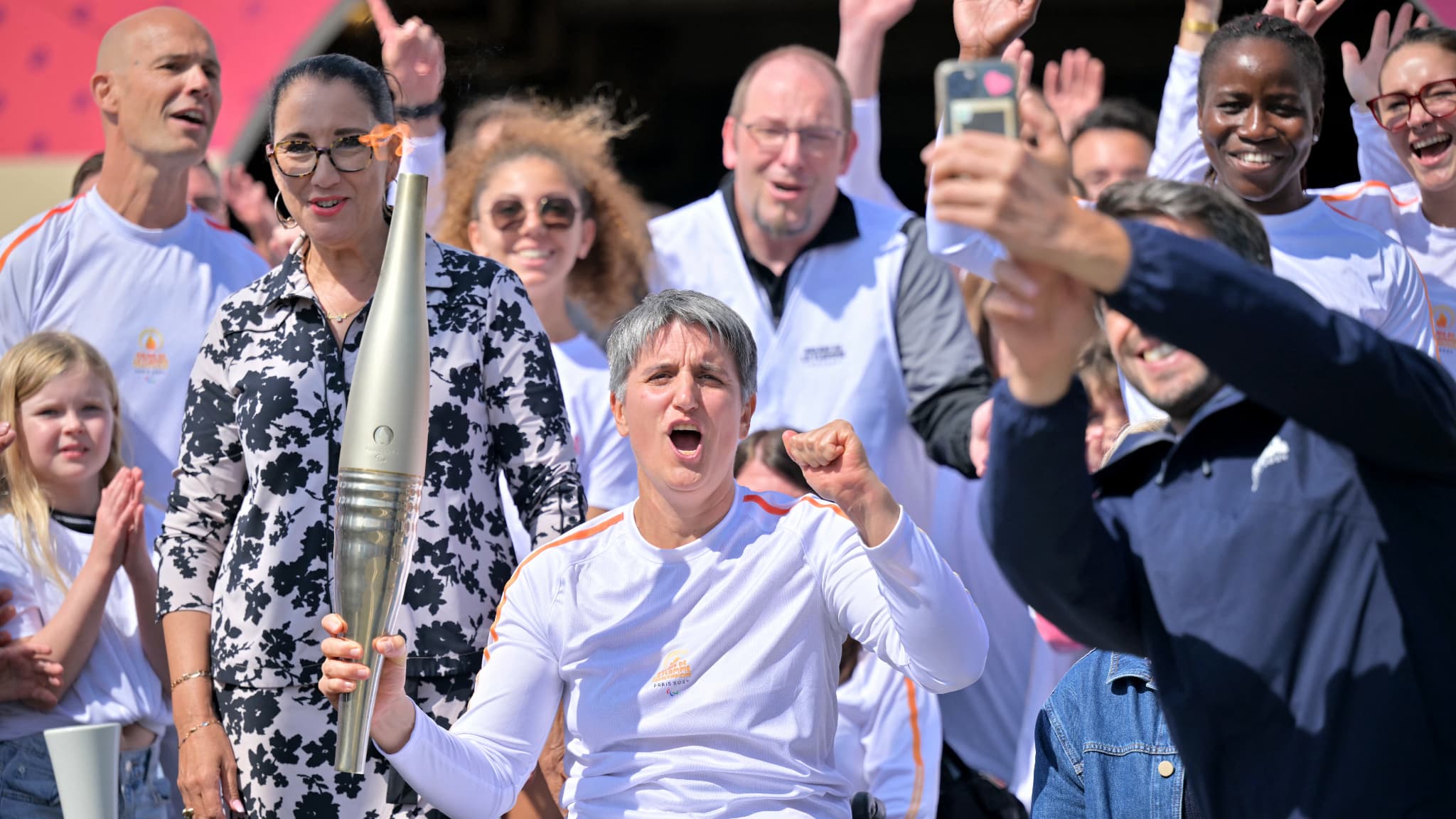L'ancienne escrimeuse handisport Emmanuelle Assmann avec la flamme paralympique à Calais, le 25 août 2024
