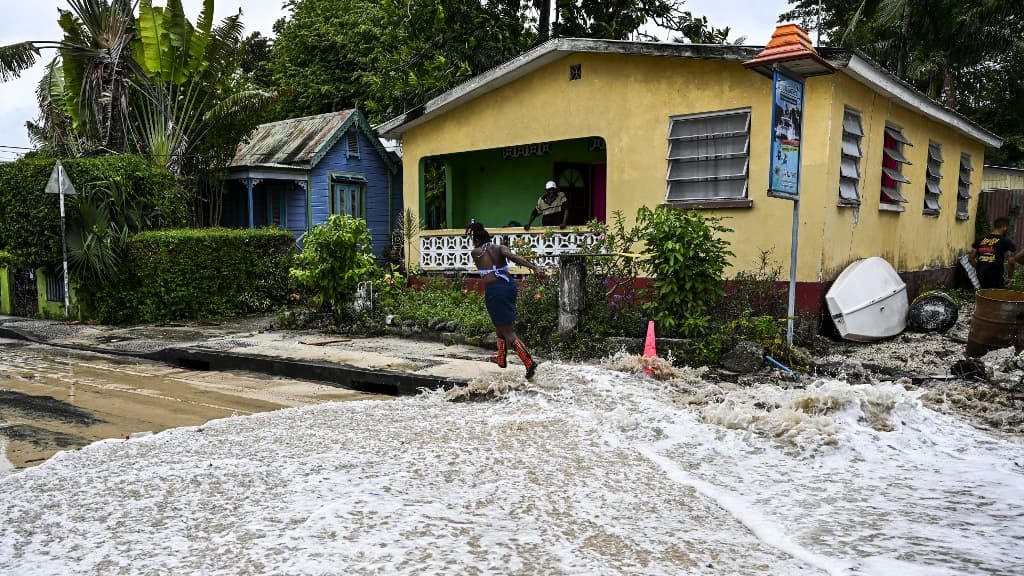 Une femme court alors que l'eau monte après le passage de l'ouragan Beryl dans la paroisse de Saint James, à la Barbade, près de Bridgetown, le 1er juillet 2024 Une femme court alors que l'eau monte après le passage de l'ouragan Beryl dans la paroisse de Saint James, à la Barbade, près de Bridgetown, le 1er juillet 2024