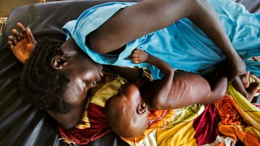 Une mère et son enfant malnutri le 11 octobre 2016 à Aweil au Sud Soudan