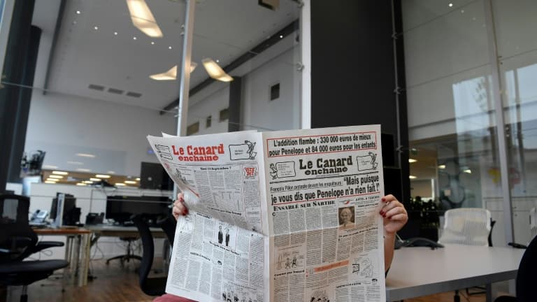 Photo du Canard enchaîné prise le 1er février 2017 à Paris lors du scandale des soupçons d'emploi fictif concernant Penelope Fillon auprès de son mari François Fillon.