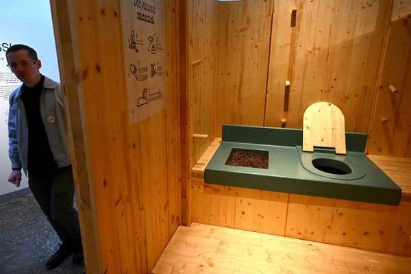Toilette sèche au pavillon finlandais de la Biennale d'architecture de Venise 2023 Toilette sèche au pavillon finlandais de la Biennale d'architecture de Venise 2023