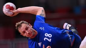 L'ailier droit français Valentin Porte tire pendant le match de handball du tour préliminaire du groupe A entre la France et l'Allemagne des Jeux olympiques de Tokyo 2020 au Yoyogi National Stadium à Tokyo, le 28 juillet 2021.