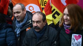 De g à d: les secrétaires généraux de la CFDT Laurent Berger et de la CGT Philippe Martinez et la co-déléguée générale de Sud Murielle Guilbert manifestent à Paris, le 19 janvier 2023