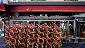 Des chaises empilées à la terrasse d'un retaurant fermé, l e 15 mars 2021 à Paris