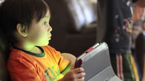 Ecrans: un enfant avec un tablette 