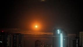 Un drone russe abattu par les défenses aériennes ukrainienne lors d'une attaque russe nocturne et massive sur Kiev (Ukraine) la nuit du jeudi 10 juillet 2025.