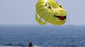 Un parachute ascensionnel sur une plage de Nice, le 1er août 2018.
