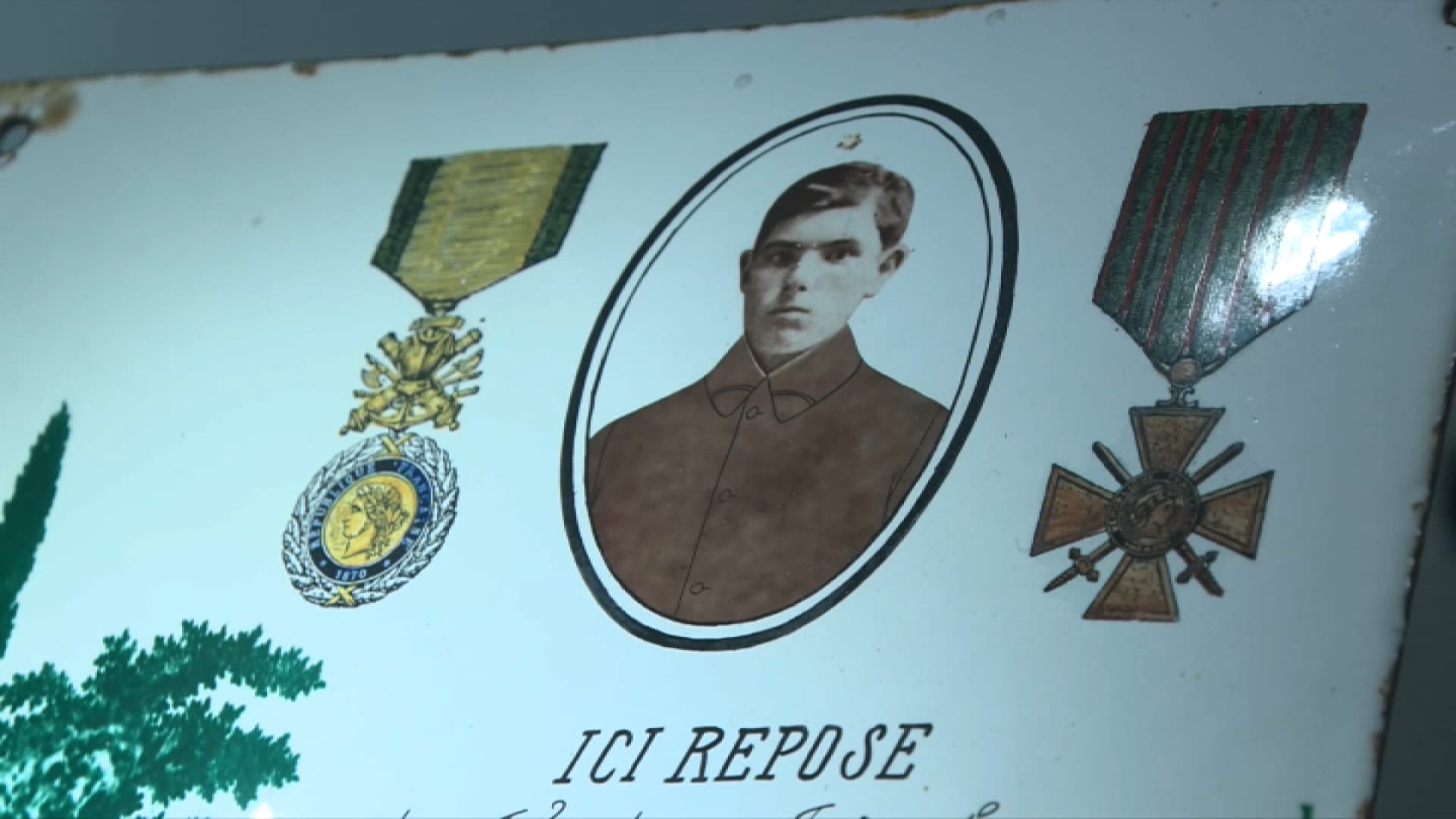 Une plaque funéraire française volée dans un cimetière français et retrouvée par l'association le Souvenir français, novembre 2024