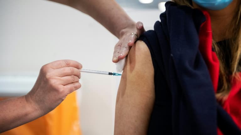Une infirmière reçoit une injection du vaccin de Pfizer/BioNtech contre le Covid 19, à Glasgow, en Ecosse (Royaume-Uni) le 23 janvier 2021. (Photo d'illustration)