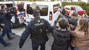 Hubert Caouissin arrivant dans un van de police pour participer à la reconstitution du meurtre de la famille Troadec, le 29 avril 2019
