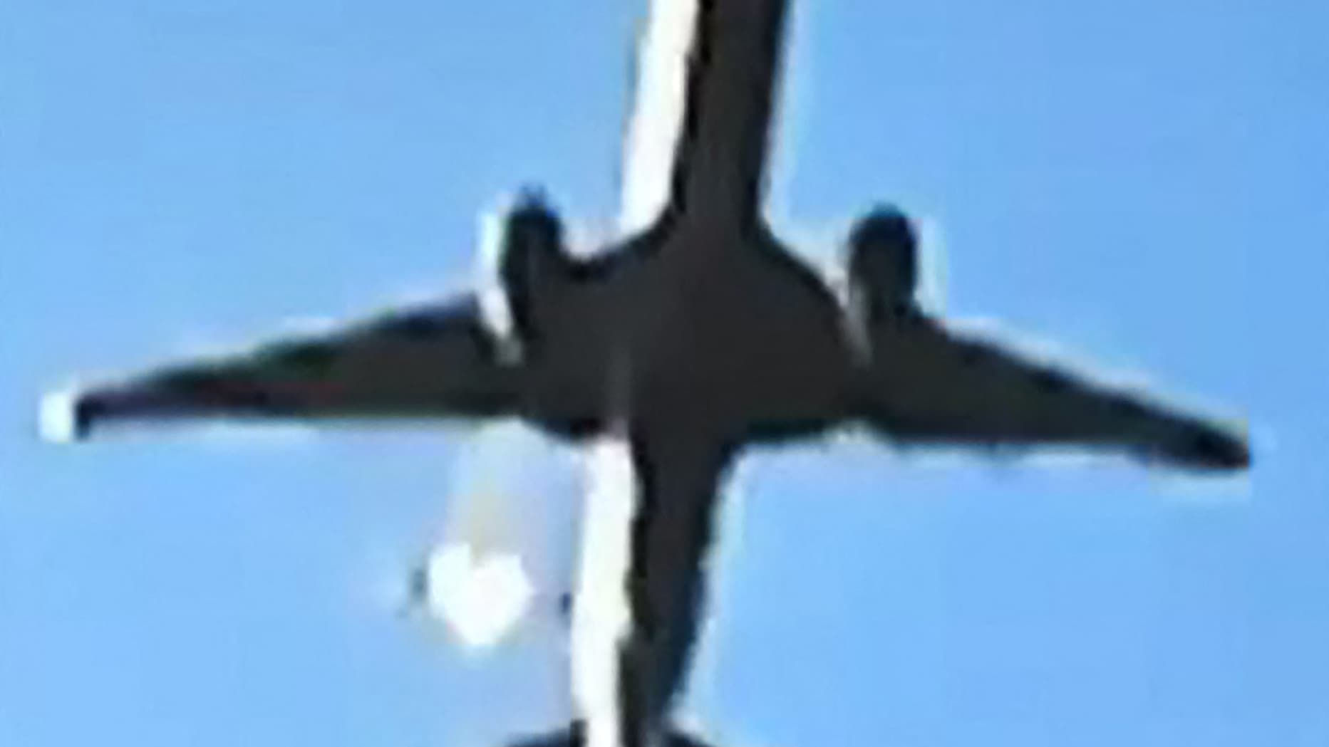 Cette photo montre une flamme anormale sortant du moteur droit de l'avion Boeing 737-800 de Jeju Air alors qu'il atterrit avant de s'écraser et de prendre feu à l'aéroport international de Muan, dans la province du Jeolla du Sud, à environ 288 kilomètres au sud-ouest de Séoul, le 29 décembre 2024. Cette photo montre une flamme anormale sortant du moteur droit de l'avion Boeing 737-800 de Jeju Air alors qu'il atterrit avant de s'écraser et de prendre feu à l'aéroport international de Muan, dans la province du Jeolla du Sud, à environ 288 kilomètres au sud-ouest de Séoul, le 29 décembre 2024.