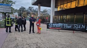 Les sapeurs-pompiers du Rhône se mobilisent ce lundi devant la Métropole. 
