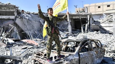 Un combattant des FDS savoure sa victoire à Raqqa, le 17 octobre.