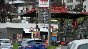 Les prix des carburants à une station-services de Harfleur, près du Havre, le 5 mars 2022
