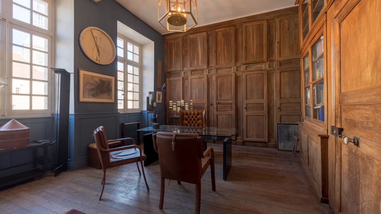 Vue de l'intérieur de l'ancien tribunal d'Avallon. 