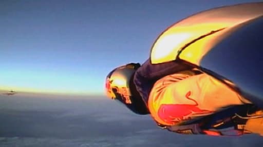 En 2003, équipé d'une aile en carbone, Félix Baumgartner traverse la Manche