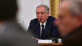 Le nouveau Premier ministre français et maire de Pau François Bayrou s'adresse au public lors du conseil municipal à l'hôtel de ville de Pau, dans le sud-ouest de la France, le 16 décembre 2024