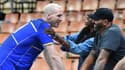 Kevin Le Roux discute au bord du terrain