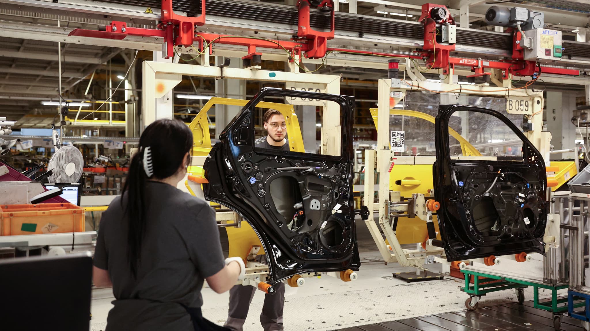 "ON A SIGNÉ POUR FABRIQUER DES VOITURES, PAS DES ARMES": CHEZ RENAULT, L'IDÉE D'ASSEMBLER DES DRONES POUR L'UKRAINE AGITE LES SALARIÉS