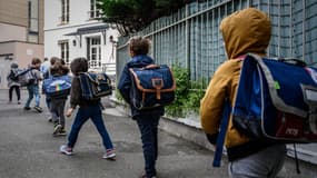 Des élèves se dirigent vers leur salle de classe à l'école privée catholique Institut Sainte-Geneviève à Paris, le 12 mai 2020 (illustration)