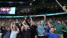 Des supporters anglais exultent après le deuxième but de leur équipe en demi-finale de l'Euro le 7 juillet 2021 à Wembley
