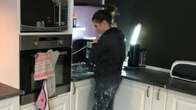 Une bénévole en plein travaux dans la maison d'Ophélie et Didier Schwartz.