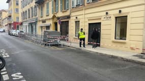 Façade d'un immeuble du centre-ville de Nice dont 13 logement ont été évacués le 13 mars 2025 pour risque d'effondrement